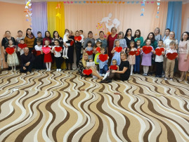 Сердце отдаем маме Сердце отдаем маме.
